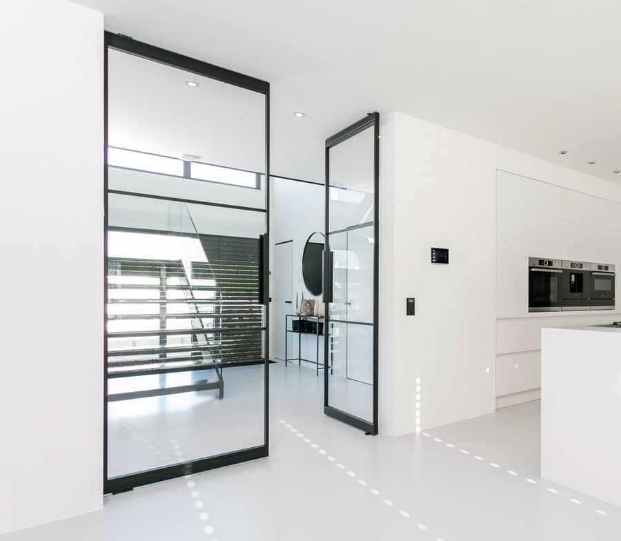 Neubau mit offenem Grundriss – Pivottür